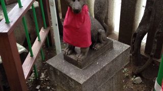 目付きの鋭い狐のお稲荷さんが両側に控えていました