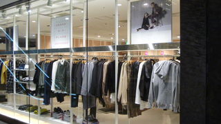 ベーシックなデザインの綺麗目ファッション。