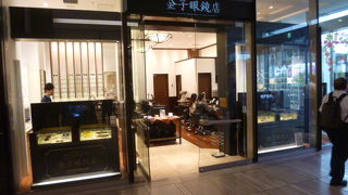 長く愛用できる逸品のみを扱う眼鏡店