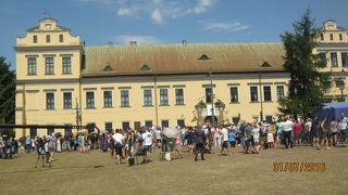 法王ヨハ・ネパウロ2世の像があります。