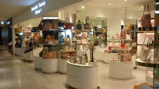 レディース向けバッグ専門店