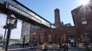 ウィスキー醸造所だった赤レンガの建物が並ぶシックなエリア