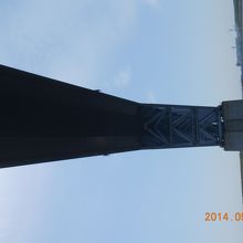 東京ゲートブリッジの下を通ります。