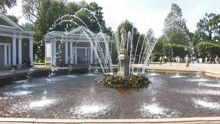 アダムの噴水と対になっています