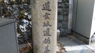 交差点の一画にあります