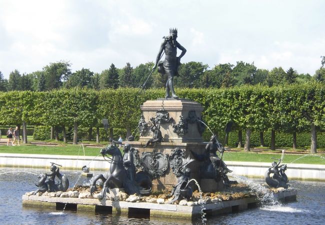 上の庭の中央の池にある噴水