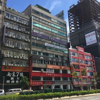 ホテル外観（雑居ビル内）