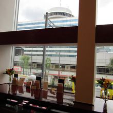 ２階の喫茶コーナーから交通会館が見えた