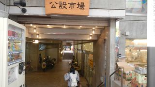 市場の前にも商品がならんでいる