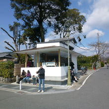 小督塚はこの店の奥です