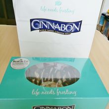 シナパックで購入したミニ・シナモンロール６個入りの箱
