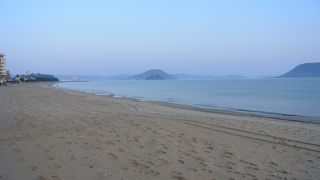 唐津城が見える虹の松原脇の海水浴場