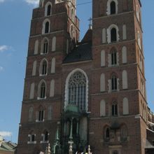 塔へは左のほうに入り口があります。