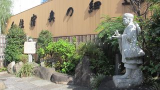 松尾芭蕉の像が建っています