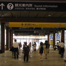 駅構内の案内に沿っていく