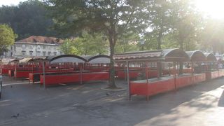 竜の橋の南西、大聖堂の東に広がる広場です