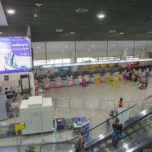 国内線のチェックインカウンター（全貌）