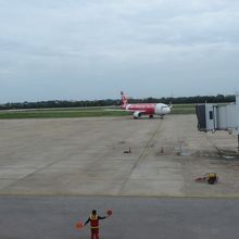 滑走路の向こう側が、市街地