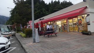 こじんまりのパーキングエリア。