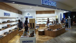 健康を意識した幅広の靴やサンダル。