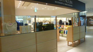 ポップな色合いの鞄もあります。