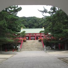 水天門から本殿方面眺める