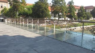 愛の誓いを込めて南京錠がたくさん付けられています