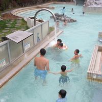 宿泊者は無料で利用できる温泉プール