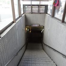 地下道入口(近くに看板あり)
