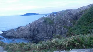 日本海の奇岩の高台