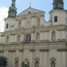 幅の広い教会です。