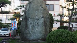 JR松山駅前の広場にある