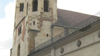 2本の尖塔が魅力的です。