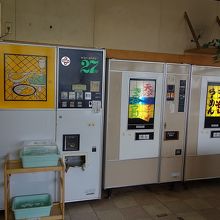 川鉄製カレー自販機と富士電機製めん自販機