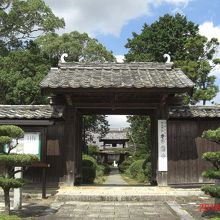 正面の門。この門の左側に駐車場がありました。