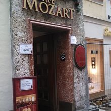 モーツァルトの生家近く、看板も出ていて分り易いです♪