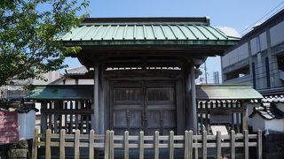 左右に唐破風を備えたところが珍しいでしょう