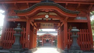 正面の重厚な赤い楼門がシンボル