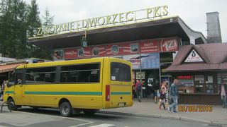 バスターミナルは街からは少し離れています。