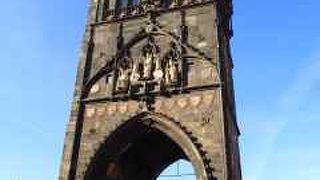 カレル橋の端にあります