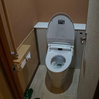 トイレはLIXILの新しいシャワートイレ