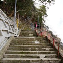 神社へ向かう階段