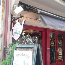 赤い扉とピンクの看板が目印。