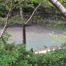 駐車場の後ろは日高川
