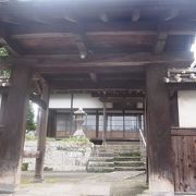 石垣の上にある寺