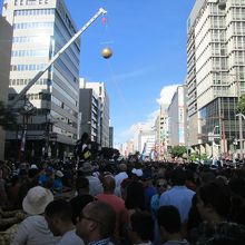 綱引きをはじまりをまつ人々