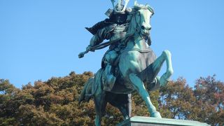 躍動感あふれる銅像