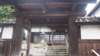 石垣の上にある寺