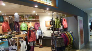 カラフルな色合いが特徴のアウトドア専門店