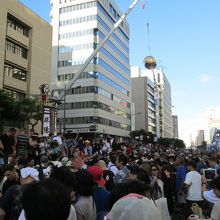 最後に綱に登り記念撮影する人々